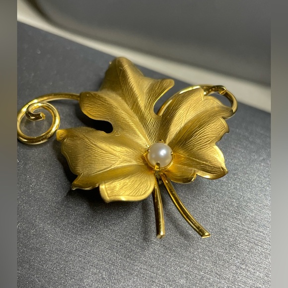 Charles Reis Co “CR CO” Textured Dimensional 12k Gf Leaf Brooch Vintage - Picture 2 of 10